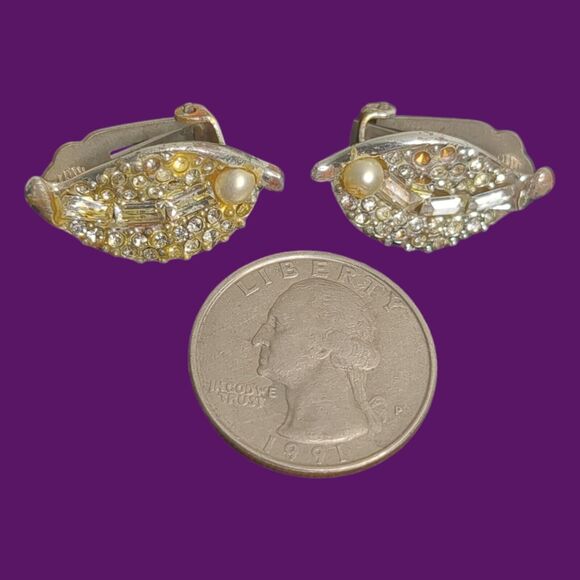 Vintage Rhinestone Leaf Flower Petal Silver Tone Faux Pearl Clip On Earrings - Picture 2 of 6